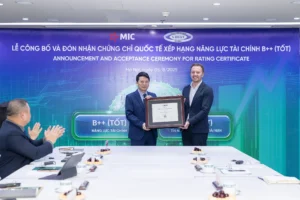 Ông Trần Minh Đạt – Phó TGĐ MB, Chủ tịch HĐQT MIC nhận chứng chỉ từ Ông Rob Curtis – TGĐ kiêm GĐ điều hành AM Best Châu Á - Thái Bình Dương