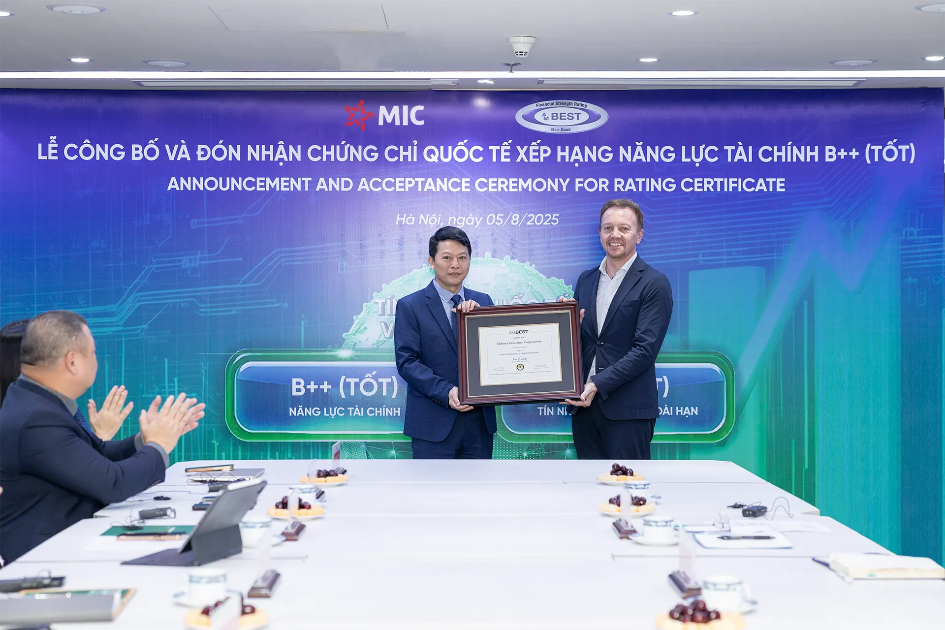 Ông Trần Minh Đạt – Phó TGĐ MB, Chủ tịch HĐQT MIC nhận chứng chỉ từ Ông Rob Curtis – TGĐ kiêm GĐ điều hành AM Best Châu Á - Thái Bình Dương